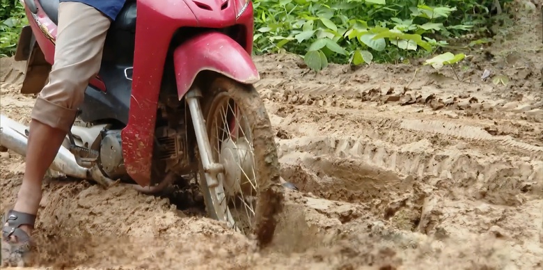 Nghệ An: Tuyến đường độc đạo v&ugrave;ng bi&ecirc;n Tam Th&aacute;i hư hỏng nặng, chờ sửa chữa- Ảnh 4.