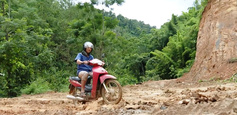 Nghệ An: Tuyến đường độc đạo v&ugrave;ng bi&ecirc;n Tam Th&aacute;i hư hỏng nặng, chờ sửa chữa- Ảnh 3.