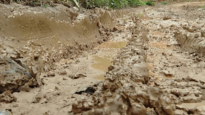 Nghệ An: Tuyến đường độc đạo v&ugrave;ng bi&ecirc;n Tam Th&aacute;i hư hỏng nặng, chờ sửa chữa- Ảnh 6.