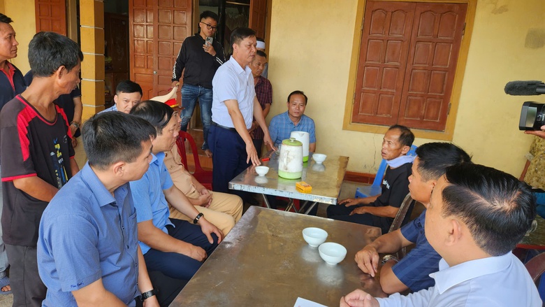 Chia sẻ nỗi đau với gia đình các nạn nhân vụ ô tô đâm nhiều xe máy, 3 người chết ở Nghệ An- Ảnh 2. Chia sẻ nỗi đau với gia đình các nạn nhân vụ ô tô đâm nhiều xe máy, 3 người chết ở Nghệ An- Ảnh 2.