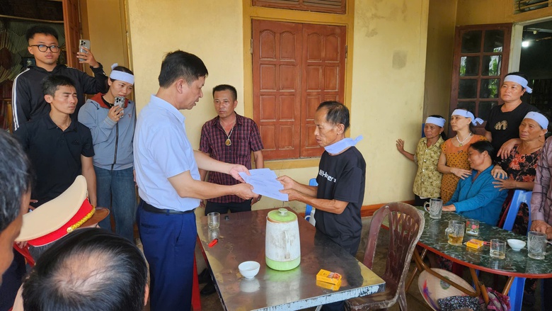 Chia sẻ nỗi đau với gia đình các nạn nhân vụ ô tô đâm nhiều xe máy, 3 người chết ở Nghệ An- Ảnh 1. Chia sẻ nỗi đau với gia đình các nạn nhân vụ ô tô đâm nhiều xe máy, 3 người chết ở Nghệ An- Ảnh 1.