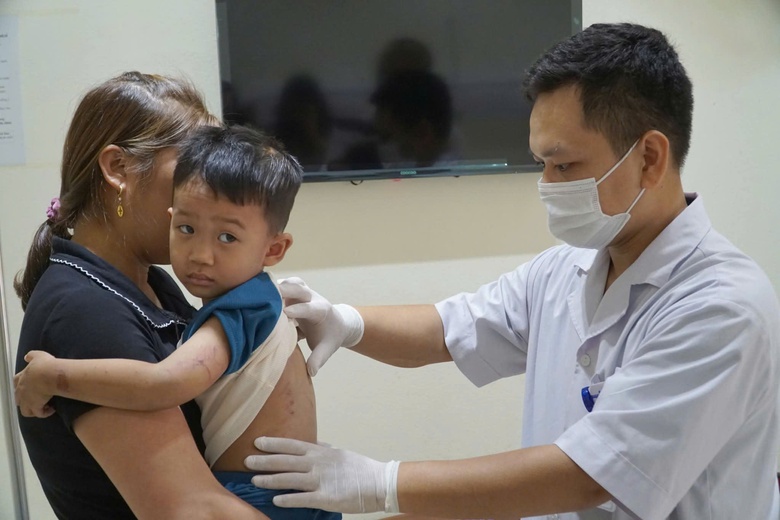 Hỗ trợ tiền cho c&aacute;c gia đ&igrave;nh c&oacute; người thiệt mạng, bị thương trong vụ sạt lở đất ở L&agrave;o Cai- Ảnh 1.