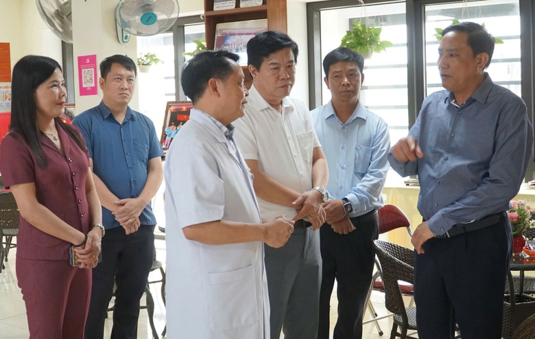 Hỗ trợ tiền cho c&aacute;c gia đ&igrave;nh c&oacute; người thiệt mạng, bị thương trong vụ sạt lở đất ở L&agrave;o Cai- Ảnh 3.