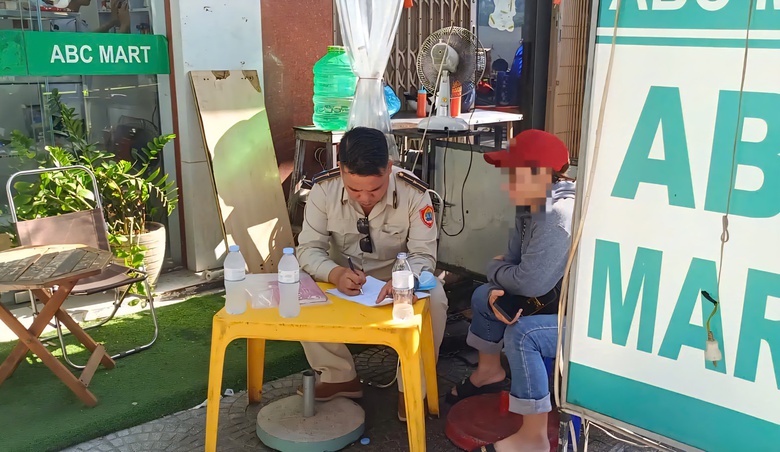 Mời người b&aacute;n xi&ecirc;n nướng bị tố "chặt ch&eacute;m" kh&aacute;ch L&agrave;o ở Đ&agrave; Nẵng l&ecirc;n l&agrave;m việc- Ảnh 1.