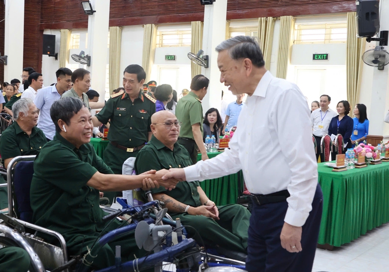 Tổng B&iacute; thư T&ocirc; L&acirc;m: Đảng, Nh&agrave; nước lu&ocirc;n quan t&acirc;m, chăm lo người c&oacute; c&ocirc;ng- Ảnh 1.