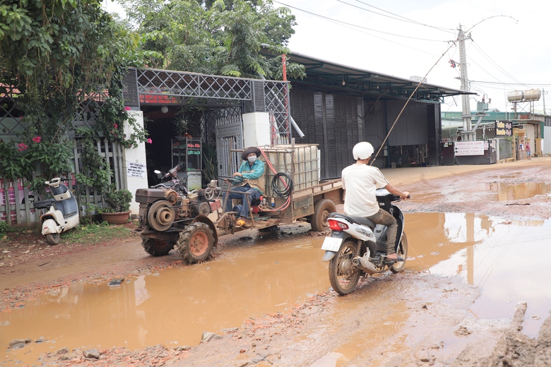 Đắk Lắk: Tuyến đường li&ecirc;n x&atilde; xuống cấp nghi&ecirc;m trọng, người d&acirc;n li&ecirc;n tục t&eacute; ng&atilde;- Ảnh 3.