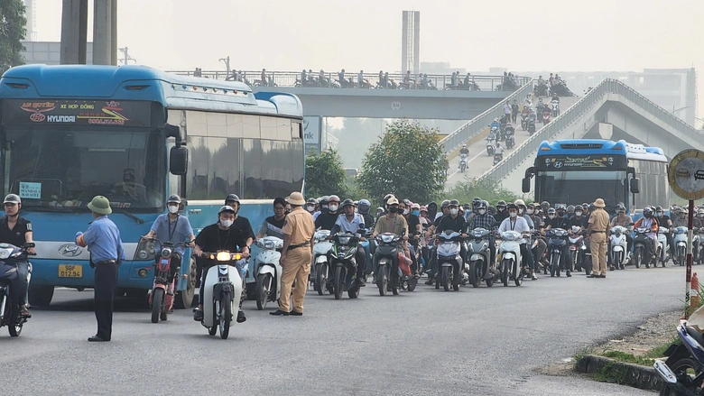 Tắc đường tại KCN Quang Ch&acirc;u, Bắc Ninh gỡ "n&uacute;t thắt" thế n&agrave;o?- Ảnh 4.