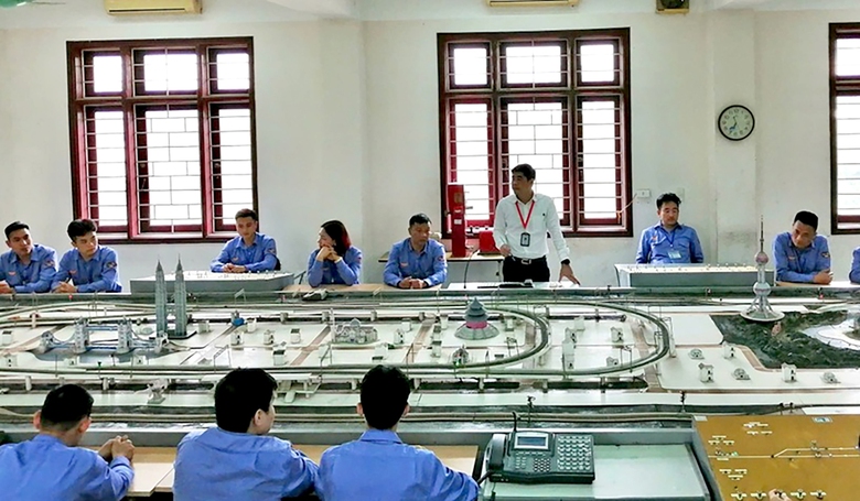 Gấp r&uacute;t đ&agrave;o tạo nh&acirc;n lực vận h&agrave;nh đường sắt- Ảnh 1.