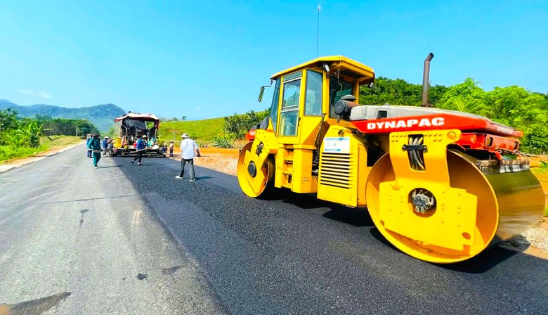 Phê bình nhà thầu thi công chậm tiến độ dự án cải tạo, nâng cấp QL14E- Ảnh 1. Phê bình nhà thầu thi công chậm tiến độ dự án cải tạo, nâng cấp QL14E- Ảnh 1.