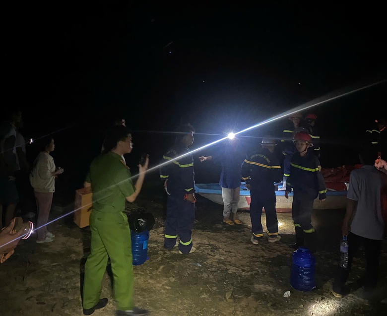 Đắk Lắk: Hơn 100 người xuy&ecirc;n đ&ecirc;m t&igrave;m người đ&agrave;n &ocirc;ng nghi bị đuối nước- Ảnh 2.