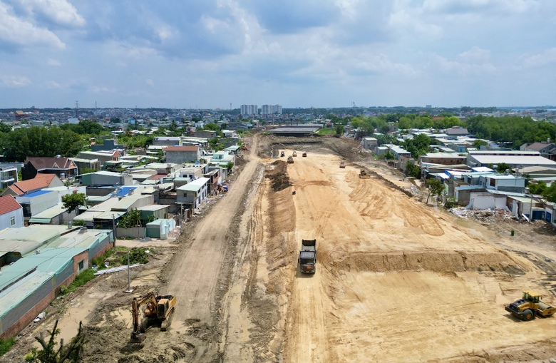 Bị nhắc nhở liên tục, nhà thầu cao tốc qua Đồng Nai nói gì về chậm tiến độ?- Ảnh 1. Bị nhắc nhở liên tục, nhà thầu cao tốc qua Đồng Nai nói gì về chậm tiến độ?- Ảnh 1.