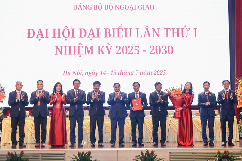 Thủ tướng: "Mỗi c&aacute;n bộ ngoại giao phải l&agrave; một chiến sĩ ti&ecirc;n phong tr&ecirc;n mặt trận đối ngoại"- Ảnh 4.