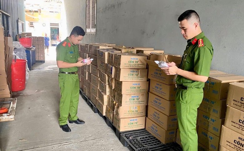 H&agrave; Tĩnh: Khởi tố vụ &aacute;n h&igrave;nh sự sản xuất, bu&ocirc;n b&aacute;n cồn y tế giả- Ảnh 1.