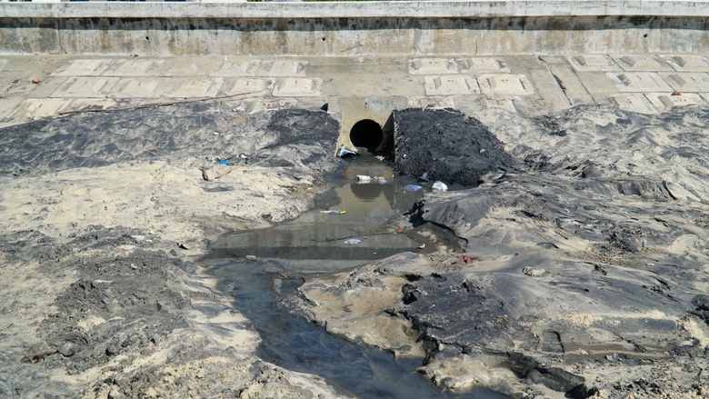 Gia Lai: Nước thải đen s&igrave; xả tr&agrave;n ra biển L&yacute; H&ograve;a- Ảnh 1.