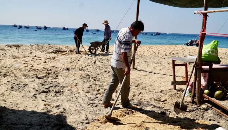 Gia Lai: Nước thải đen s&igrave; xả tr&agrave;n ra biển L&yacute; H&ograve;a- Ảnh 3.