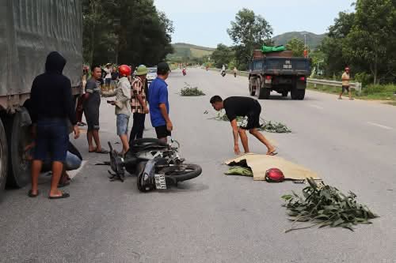 H&agrave; Tĩnh: T&ocirc;ng xe tải đậu b&ecirc;n đường, người đi xe m&aacute;y tử vong- Ảnh 1.
