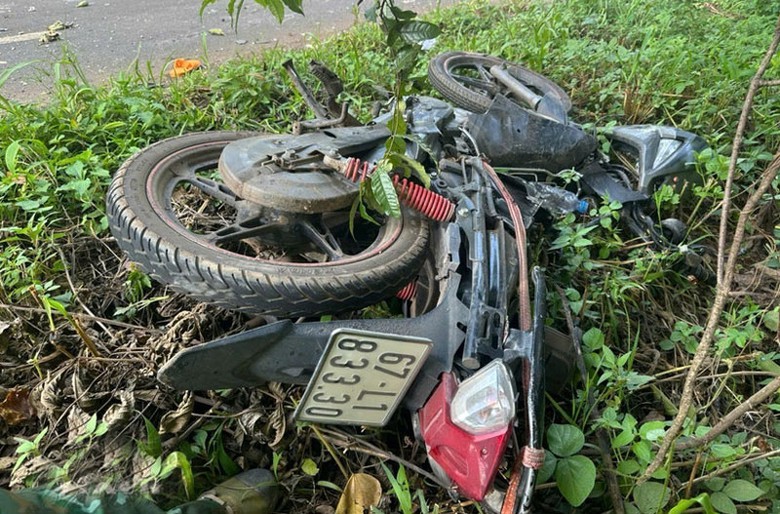 Chiếc xe m&aacute;y tại hiện trường vụ tai nạn - Ảnh: Minh Ph&uacute;.