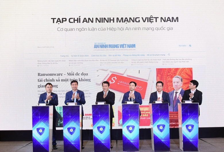 Đại tướng Lương Tam Quang c&ugrave;ng c&aacute;c đại biểu nhấn n&uacute;t ch&iacute;nh thức ra mắt tạp ch&iacute; điện tử An ninh mạng Việt Nam.