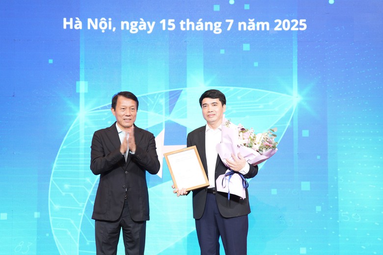 Đại tướng Lương Tam Quang - Bộ trưởng Bộ C&ocirc;ng an - Chủ tịch Hiệp hội An ninh mạng quốc gia trao giấy ph&eacute;p th&agrave;nh lập tạp ch&iacute; An ninh mạng Việt Nam v&agrave; tặng hoa cho &ocirc;ng Nguyễn Tất Hồng Dương - Tổng bi&ecirc;n tập tạp ch&iacute;.