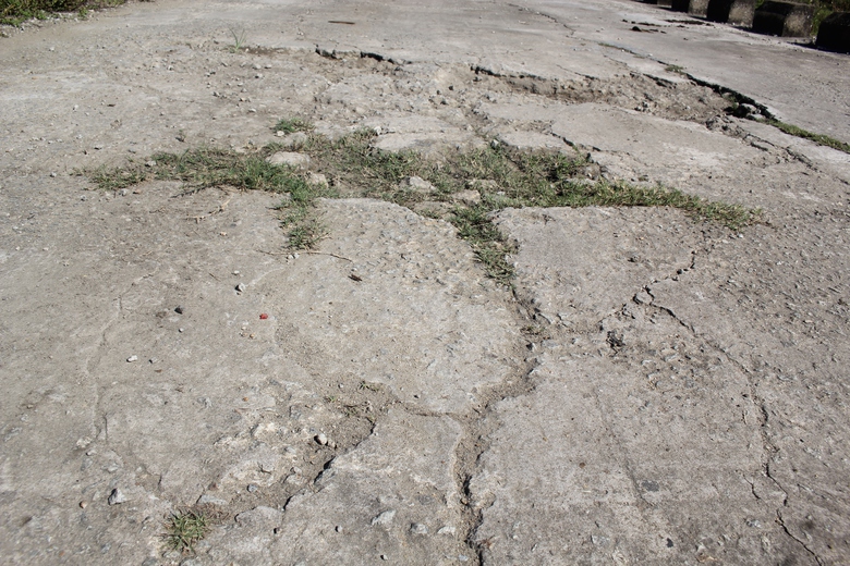 Hà Tĩnh: Đê Tả Nghèn xuống cấp nghiêm trọng, tiềm ẩn tai nạn giao thông- Ảnh 2. Hà Tĩnh: Đê Tả Nghèn xuống cấp nghiêm trọng, tiềm ẩn tai nạn giao thông- Ảnh 2.