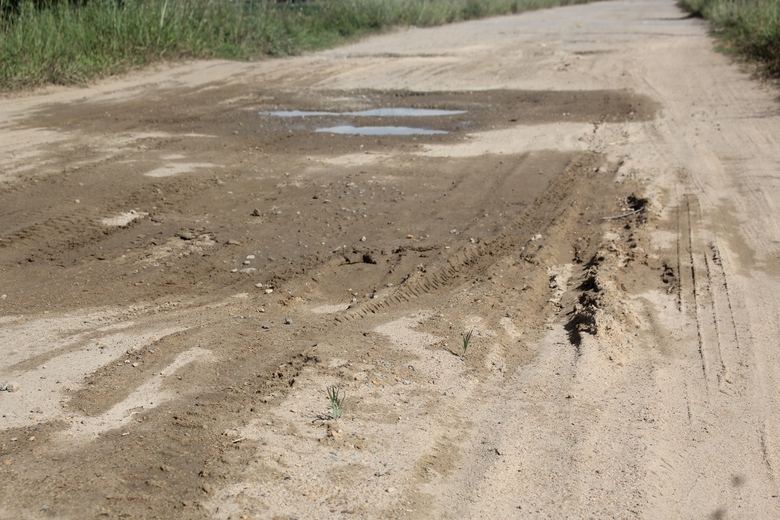 Hà Tĩnh: Đê Tả Nghèn xuống cấp nghiêm trọng, tiềm ẩn tai nạn giao thông- Ảnh 3. Hà Tĩnh: Đê Tả Nghèn xuống cấp nghiêm trọng, tiềm ẩn tai nạn giao thông- Ảnh 3.