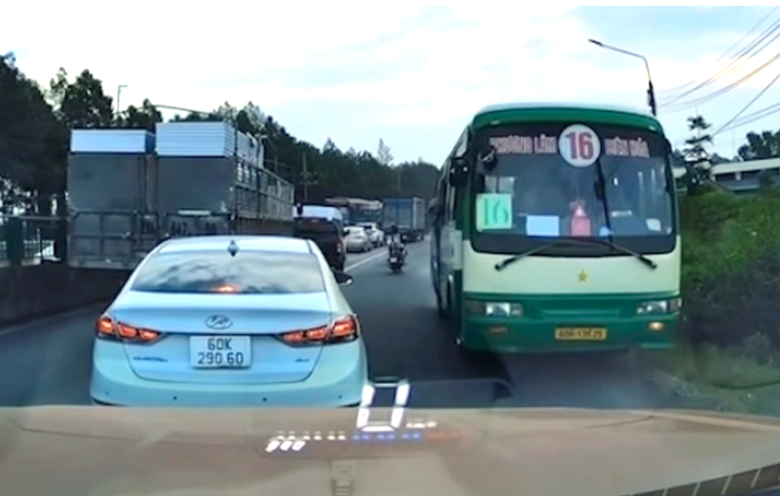 Xe bu&yacute;t ch&egrave;n &eacute;p, rượt đuổi nhau: Hơn, thua tr&ecirc;n t&iacute;nh mạng h&agrave;nh kh&aacute;ch- Ảnh 2.