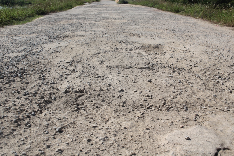 Hà Tĩnh: Đê Tả Nghèn xuống cấp nghiêm trọng, tiềm ẩn tai nạn giao thông- Ảnh 4. Hà Tĩnh: Đê Tả Nghèn xuống cấp nghiêm trọng, tiềm ẩn tai nạn giao thông- Ảnh 4.