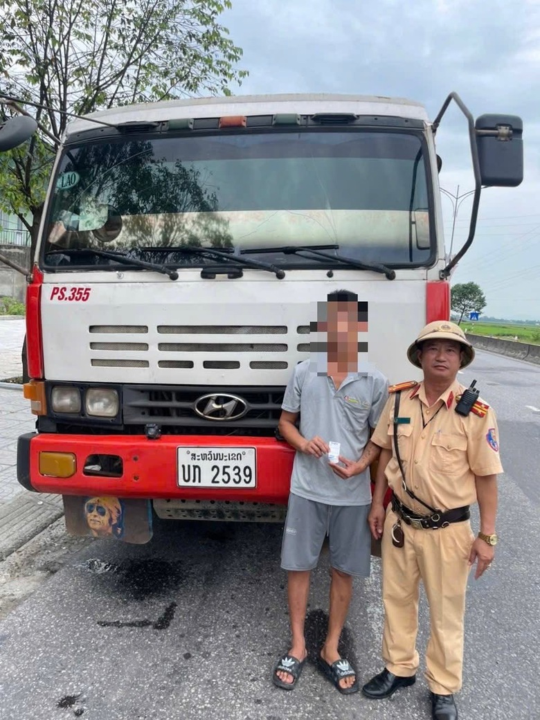 H&agrave; Tĩnh: Xử phạt t&agrave;i xế dương t&iacute;nh với ma t&uacute;y, kh&ocirc;ng c&oacute; giấy ph&eacute;p l&aacute;i xe- Ảnh 1.