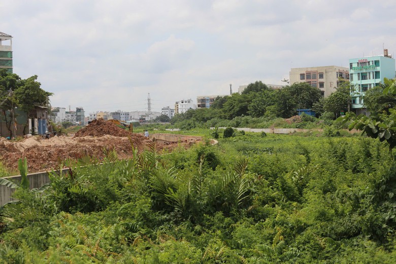 Cận cảnh dự &aacute;n k&ecirc;nh Tham Lương - Bến C&aacute;t - Rạch Nước L&ecirc;n chậm tiến độ, cỏ mọc um t&ugrave;m- Ảnh 3.