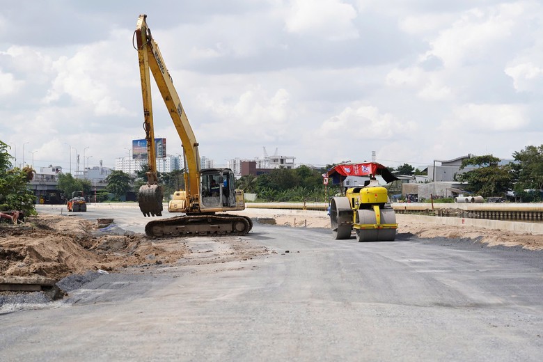 Cận cảnh dự &aacute;n k&ecirc;nh Tham Lương - Bến C&aacute;t - Rạch Nước L&ecirc;n chậm tiến độ, cỏ mọc um t&ugrave;m- Ảnh 9.