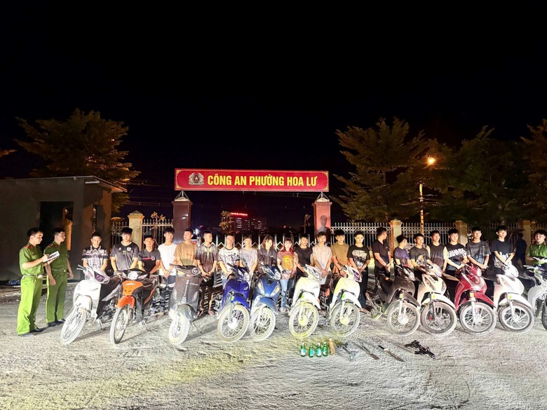 Triệu tập 33 thanh thiếu ni&ecirc;n ph&oacute;ng xe lạng l&aacute;ch, n&eacute;m vỏ chai l&agrave;m vỡ k&iacute;nh &ocirc; t&ocirc;- Ảnh 1.