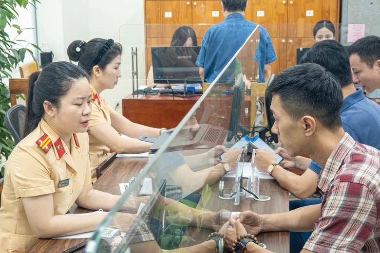 H&agrave; Nội: Hết cảnh chen ch&uacute;c đăng k&yacute; xe khi ph&acirc;n cấp về c&ocirc;ng an x&atilde;, phường- Ảnh 1.