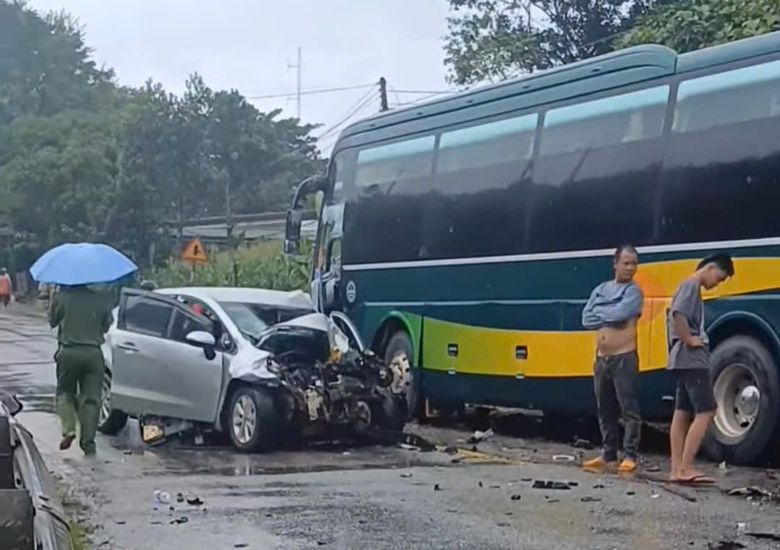 Xe khách và ô tô con va chạm trên đường Hồ Chí Minh, giao thông ách tắc nhiều giờ- Ảnh 1. Xe khách và ô tô con va chạm trên đường Hồ Chí Minh, giao thông ách tắc nhiều giờ- Ảnh 1.