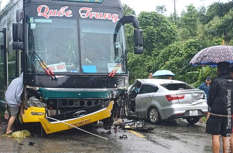 Xe khách và ô tô con va chạm trên đường Hồ Chí Minh, giao thông ách tắc nhiều giờ- Ảnh 2. Xe khách và ô tô con va chạm trên đường Hồ Chí Minh, giao thông ách tắc nhiều giờ- Ảnh 2.