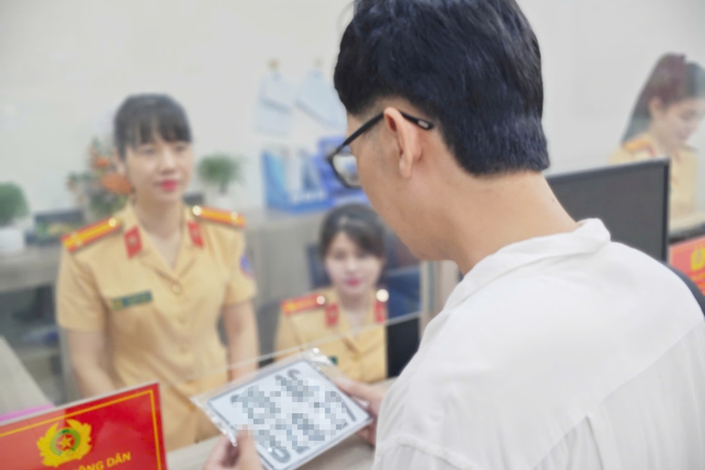 H&agrave; Nội: Hết cảnh chen ch&uacute;c đăng k&yacute; xe khi ph&acirc;n cấp về c&ocirc;ng an x&atilde;, phường- Ảnh 9.