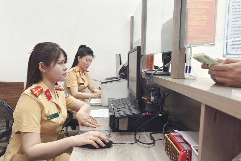 H&agrave; Nội: Hết cảnh chen ch&uacute;c đăng k&yacute; xe khi ph&acirc;n cấp về c&ocirc;ng an x&atilde;, phường- Ảnh 5.