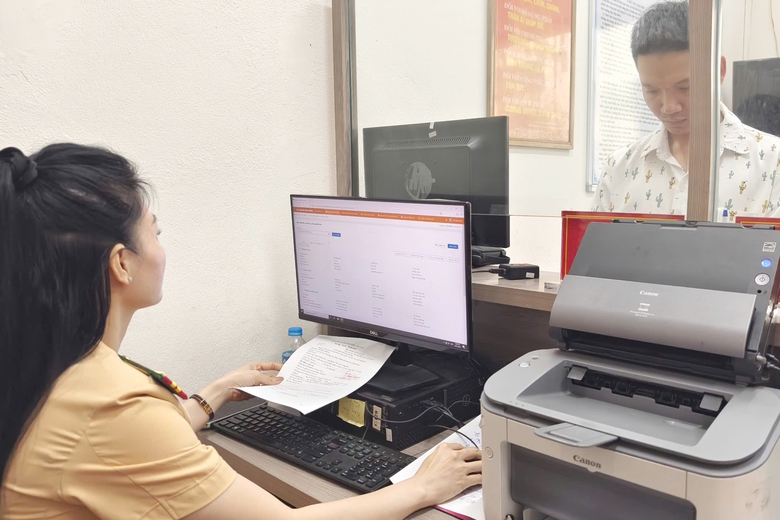 H&agrave; Nội: Hết cảnh chen ch&uacute;c đăng k&yacute; xe khi ph&acirc;n cấp về c&ocirc;ng an x&atilde;, phường- Ảnh 3.