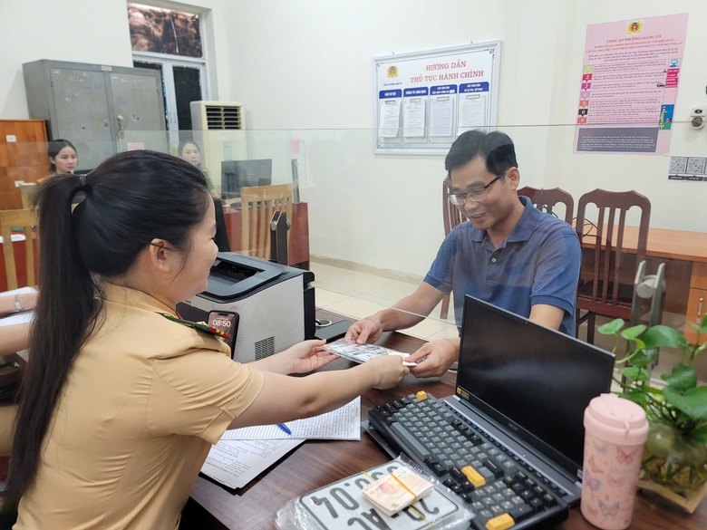 H&agrave; Nội: Hết cảnh chen ch&uacute;c đăng k&yacute; xe khi ph&acirc;n cấp về c&ocirc;ng an x&atilde;, phường- Ảnh 11.