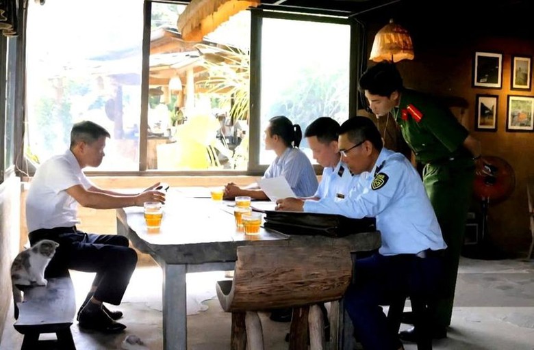 Qu&aacute;n ăn 'chặt ch&eacute;m' ở Sa Pa: B&aacute;n 1 l&iacute;t rượu 700.000 đồng, bị phạt 2 triệu đồng- Ảnh 1.