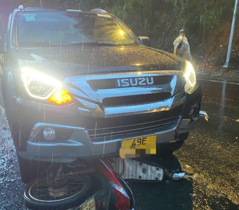 Lâm Đồng: Đôi nam nữ thương vong sau va chạm với ô tô trên đèo Tà Nung- Ảnh 1. Lâm Đồng: Đôi nam nữ thương vong sau va chạm với ô tô trên đèo Tà Nung- Ảnh 1.