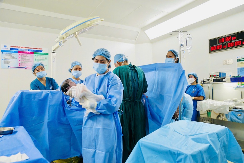 H&agrave;nh tr&igrave;nh b&aacute;c sĩ cứu thai nhi dị tật tim bằng can thiệp trong bụng mẹ- Ảnh 2.