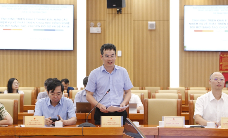 Gi&aacute;m đốc Trung t&acirc;m c&ocirc;ng nghệ th&ocirc;ng tin L&ecirc; Thanh T&ugrave;ng b&aacute;o c&aacute;o t&igrave;nh h&igrave;nh triển khai c&aacute;c nhiệm vụ về ph&aacute;t triển khoa học, c&ocirc;ng nghệ, đổi mới s&aacute;ng tạo, chuyển đổi số.