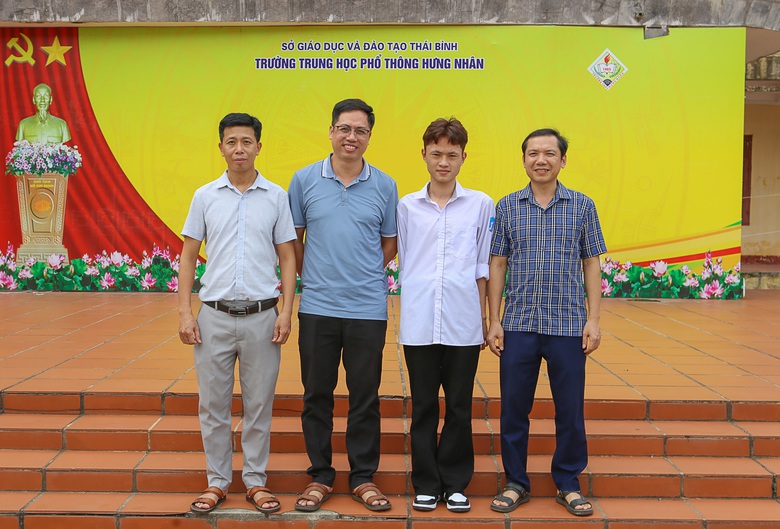 Nam sinh mồ c&ocirc;i cha từ năm 8 tuổi xuất sắc trở th&agrave;nh thủ khoa khối A00- Ảnh 4.