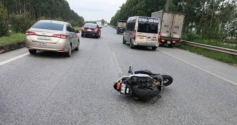 Bắc Ninh: C&ocirc;ng an v&agrave;o cuộc vụ nam thanh ni&ecirc;n tử vong nghi tự ng&atilde; xe m&aacute;y tr&ecirc;n cao tốc- Ảnh 1.