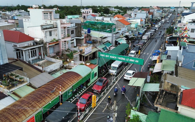 Tr&aacute;nh kẹt xe tr&ecirc;n cao tốc, h&agrave;ng ng&agrave;n t&agrave;i xế &ldquo;ch&ocirc;n ch&acirc;n&rdquo; ở ph&agrave; C&aacute;t L&aacute;i