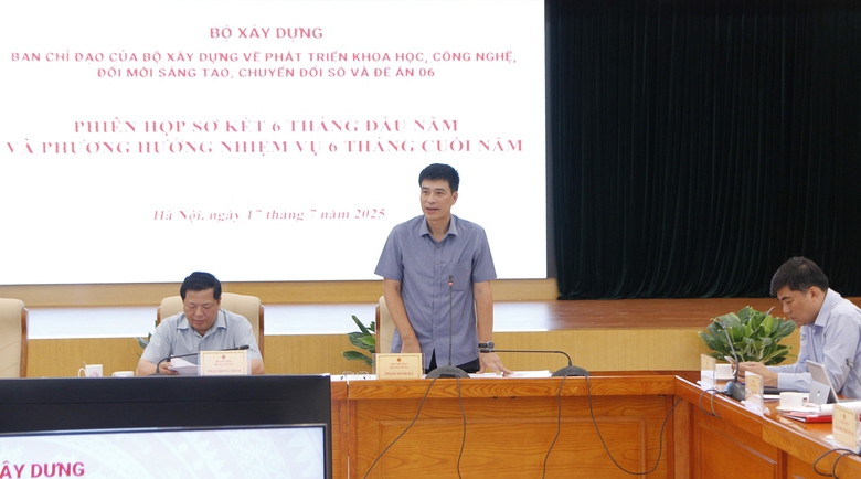 Thứ trưởng Bộ X&acirc;y dựng Phạm Minh H&agrave; ph&aacute;t biểu tại phi&ecirc;n họp.