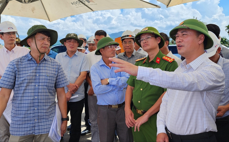 Thứ trưởng Nguyễn Việt H&ugrave;ng đốc th&uacute;c cao tốc Quảng Ng&atilde;i - Ho&agrave;i Nhơn về đ&iacute;ch đ&uacute;ng hạn- Ảnh 1.