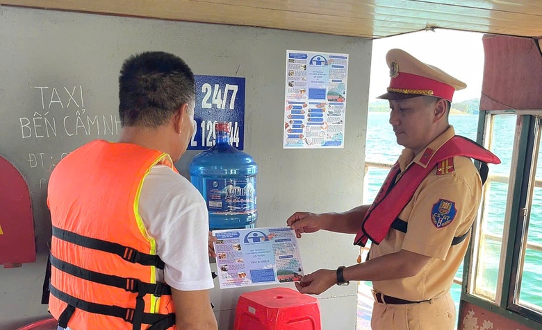 M&ugrave;a mưa lũ cận kề, L&agrave;o Cai siết chặt an to&agrave;n giao th&ocirc;ng đường thủy- Ảnh 2.