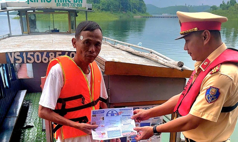 M&ugrave;a mưa lũ cận kề, L&agrave;o Cai siết chặt an to&agrave;n giao th&ocirc;ng đường thủy- Ảnh 1.