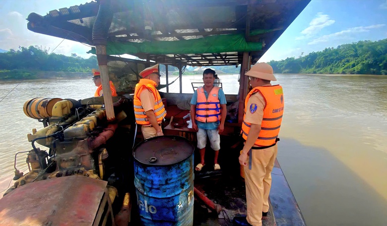 M&ugrave;a mưa lũ cận kề, L&agrave;o Cai siết chặt an to&agrave;n giao th&ocirc;ng đường thủy- Ảnh 5.